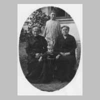 104-0141 Stehend Charlotte Kohnke, geb.Laupichler. Sitzend Karoline Kuthning Mutter von Ernestine Laupichler rechts.Das Kind ist Sigrid Kohnke.jpg